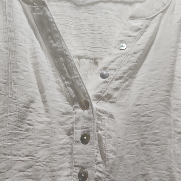 Chic White Button-Down Shirt - Picture 3 of 4